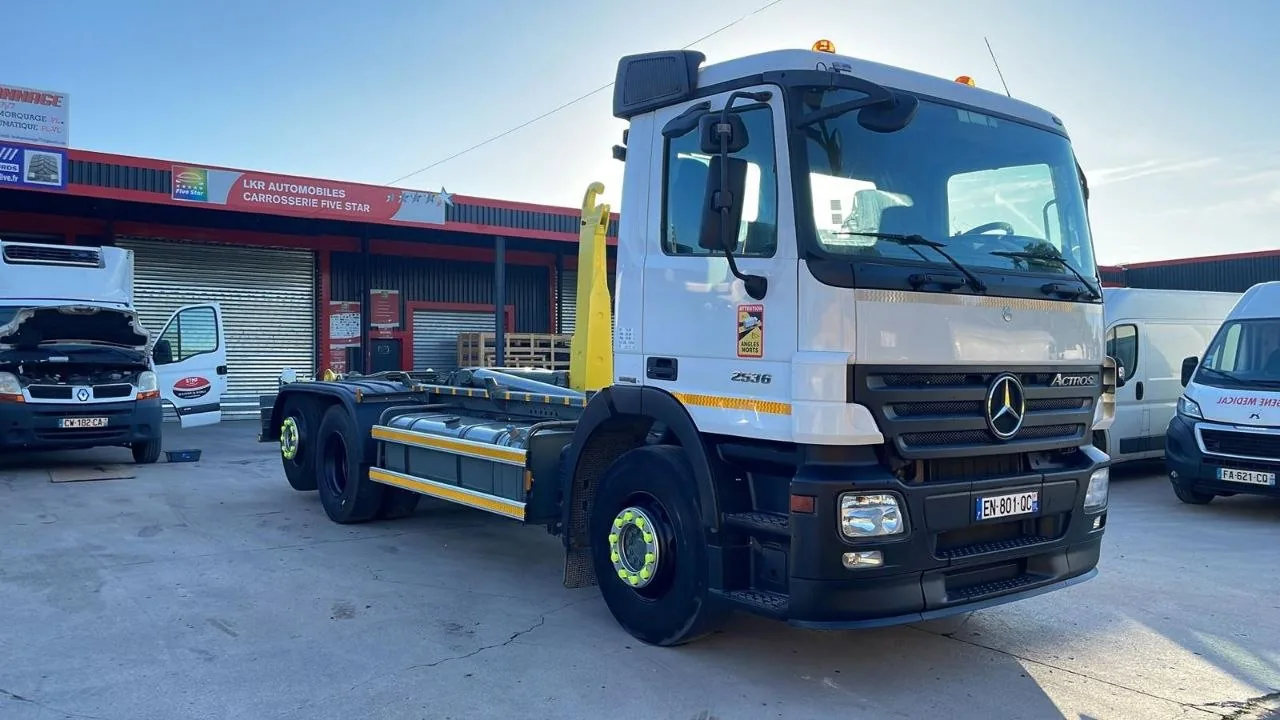 Camion Ampliroll T-K TRANSPORTS en intervention