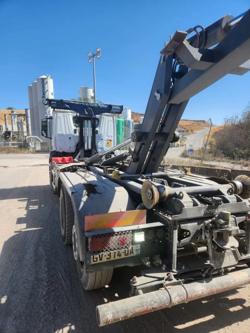 Bras Ampliroll relevé à l'arrière d'un camion T-K TRANSPORTS