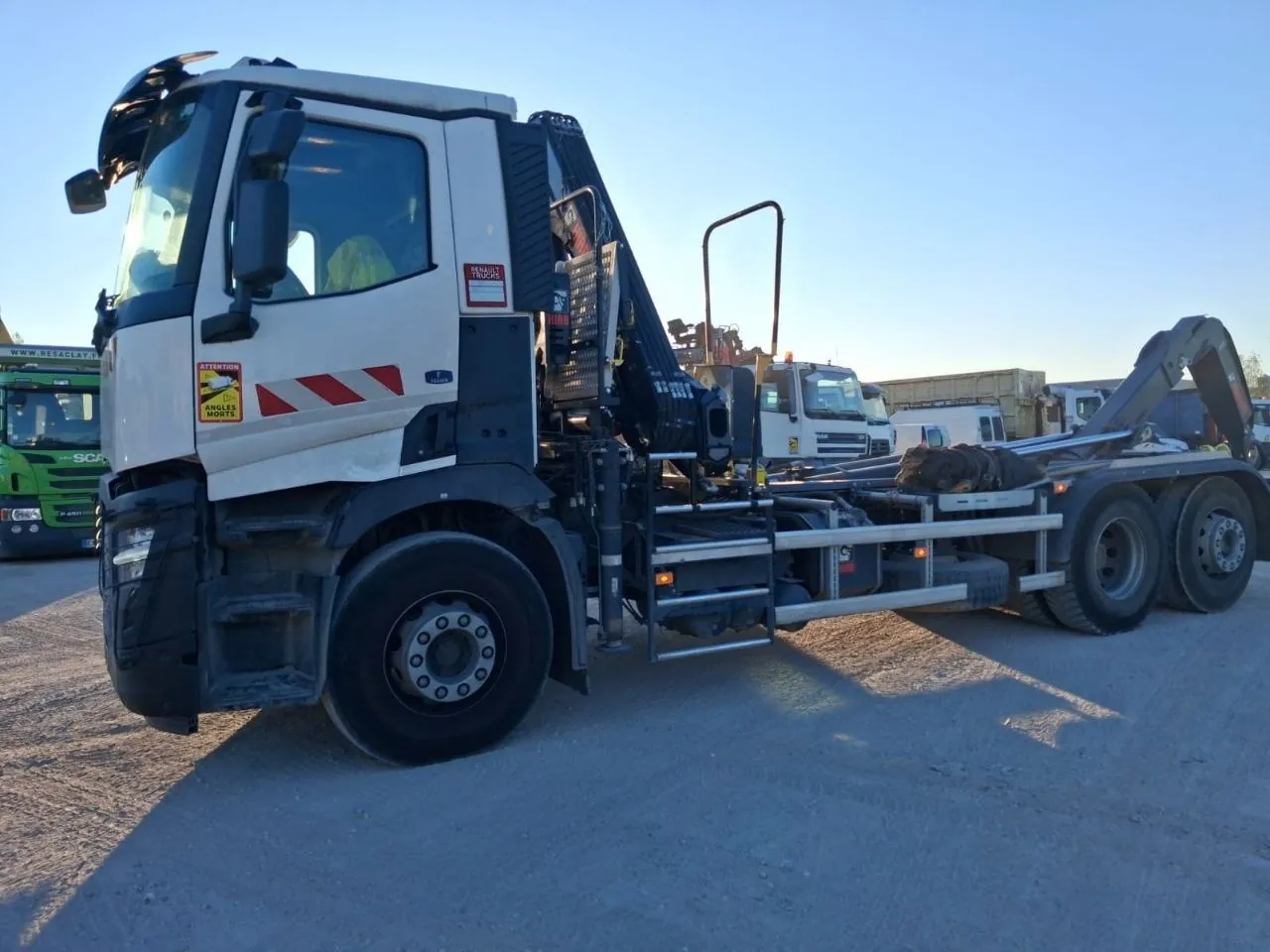 Camion Ampliroll T-K TRANSPORTS, vue de profil complète