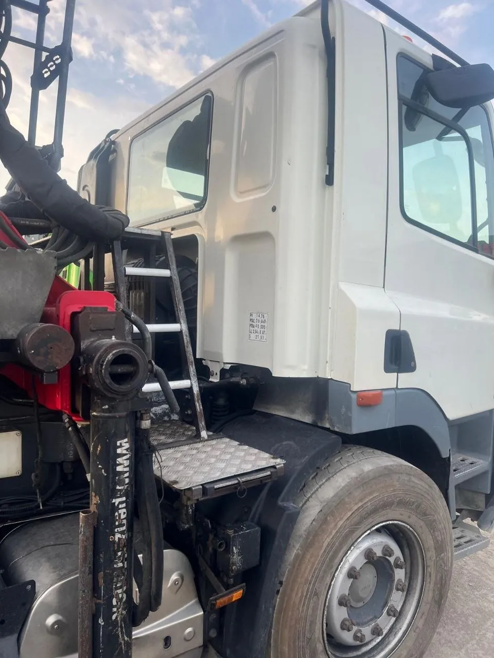 Cabine du camion T-K TRANSPORTS avec échelle d'accès