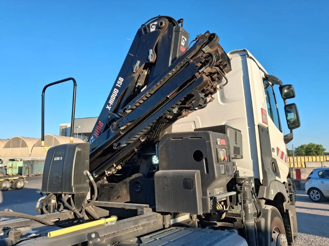 Bras de grue replié sur un camion T-K TRANSPORTS, ciel bleu