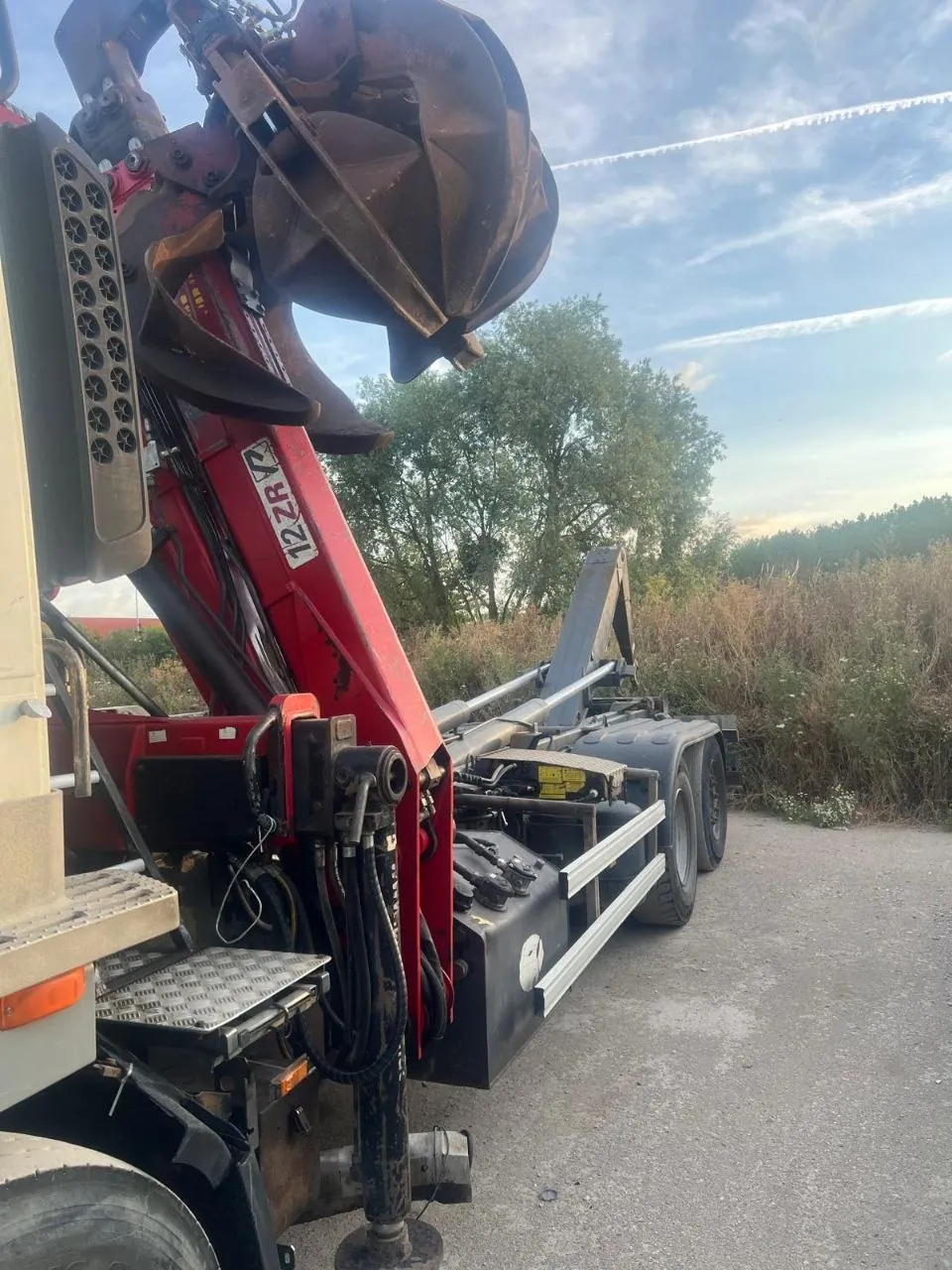 Camion-grue T-K TRANSPORTS en pleine manutention