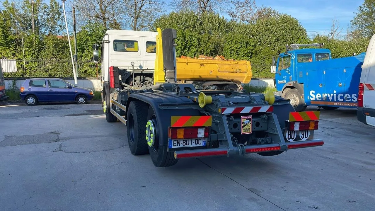 Camion Ampliroll T-K TRANSPORTS de profil