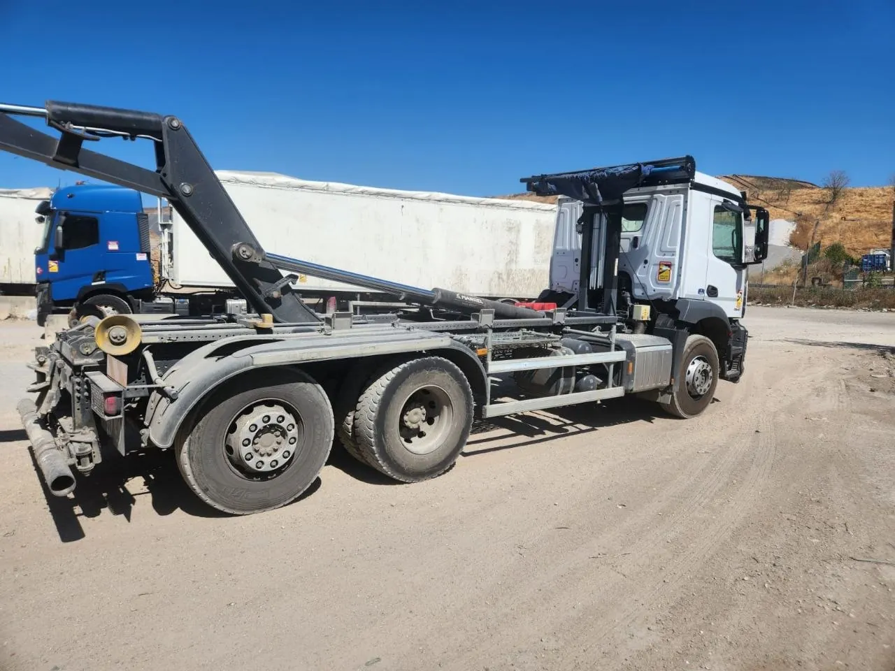 Deux camions T-K TRANSPORTS avec conteneur amovible